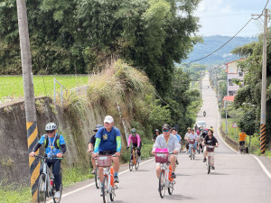 近30名來自各地的遊客騎遊田園山林小徑。