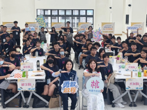 桃園市政府青年事務局侯佳齡局長與貴賓出席115年桃園市成年禮營隊結業式。