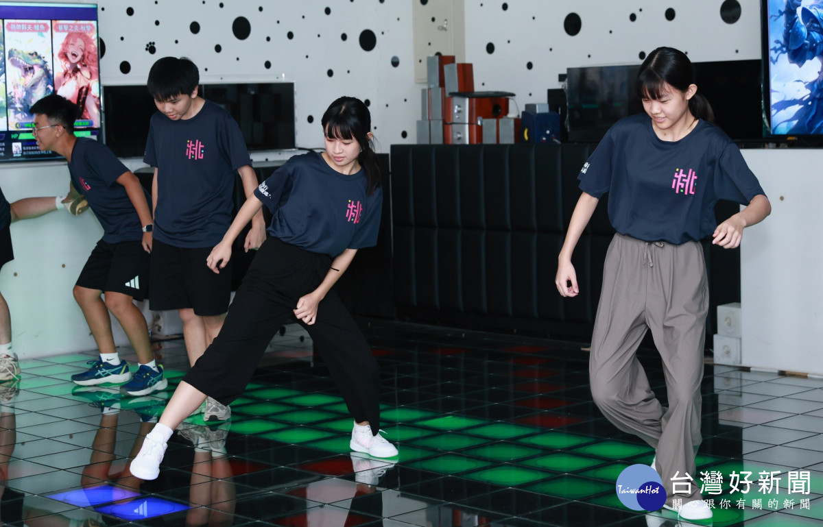參加學員體驗桃漾館「TOUCH格子」設施。