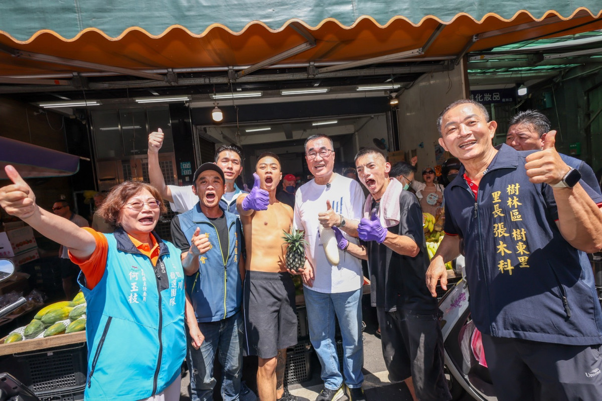 攤商熱情邀簽招牌展現基層高人氣！　李四川走訪樹林博愛市場力推大巨蛋與捷運縱貫線