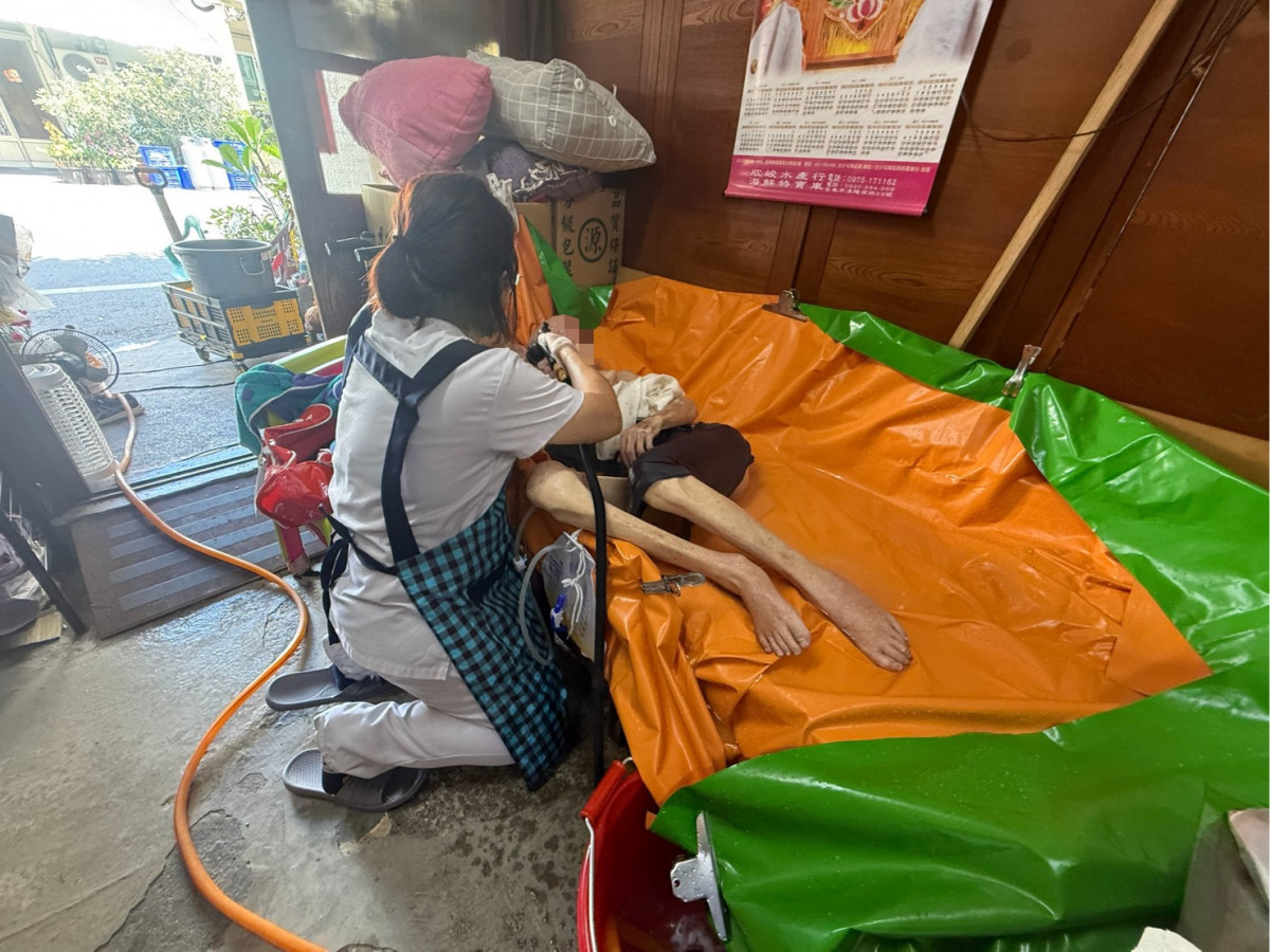 矮凳克難搭澡盆守護長者尊嚴！　創世到宅服務年增近倍點亮長照暗角