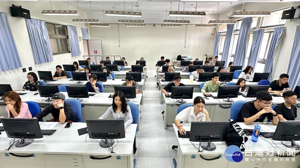 圖說：暨大將AI素養視為數位時代必備的基本生存技能，全校通識必修規劃「資訊科技」與「AI探索」兩門關鍵課程，針對非資訊領域學生更設立「AI探索學分學程」，讓各專業學子零門檻汲取AI知識。（暨大提供）