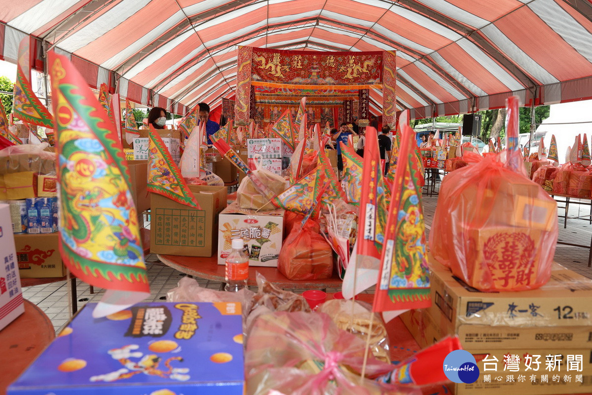 相關單位均動員奉上祭品,盛大舉行普度法會。(縣府提供)<br />