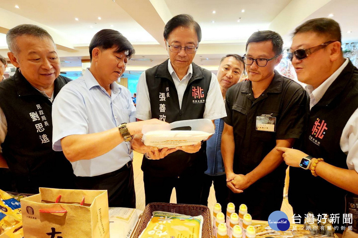 桃園市長張善政前往大園區與農會及產銷班交流。