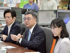 行政院長卓榮泰（中），與秘書長張惇涵（左）、發言人李慧芝（右）。（圖／資料照片，圖源：翻攝自行政院發言人Facebook）