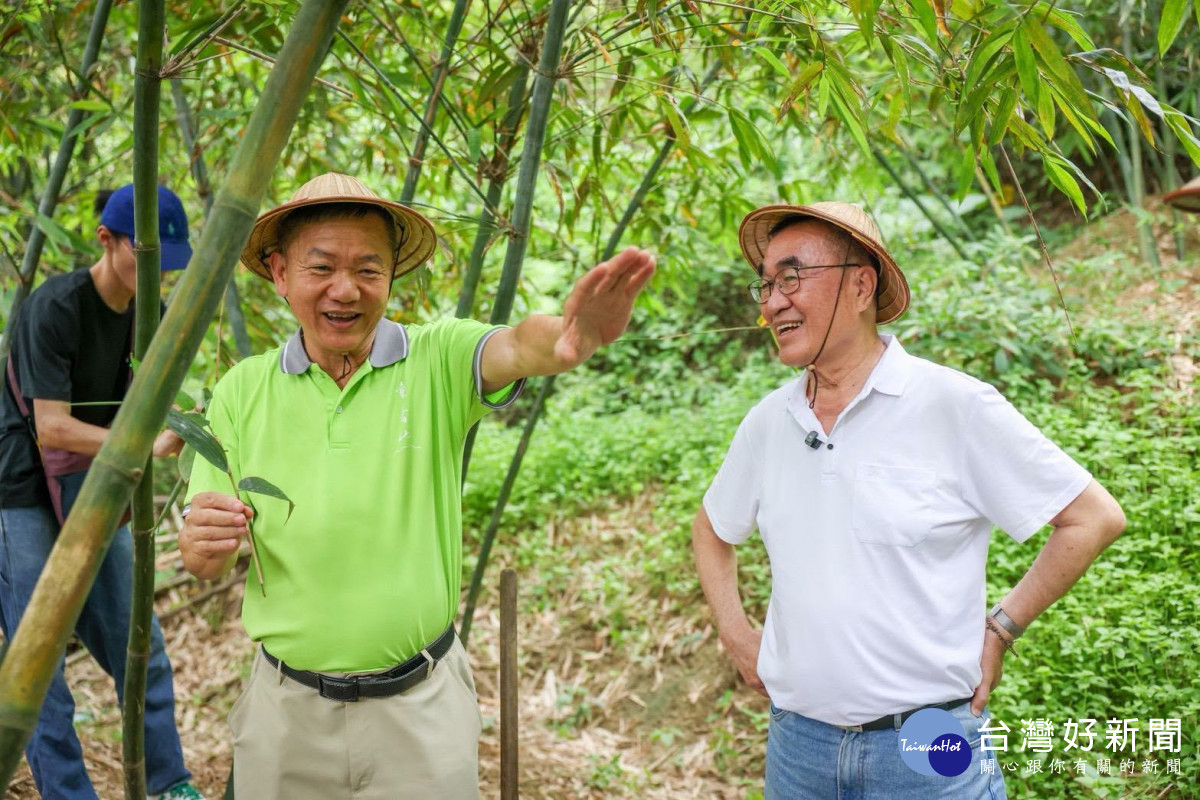 赤腳下田採菜比喻工程哲學！　李四川走訪淡水牛埔農場親煮蔬菜燒燒
