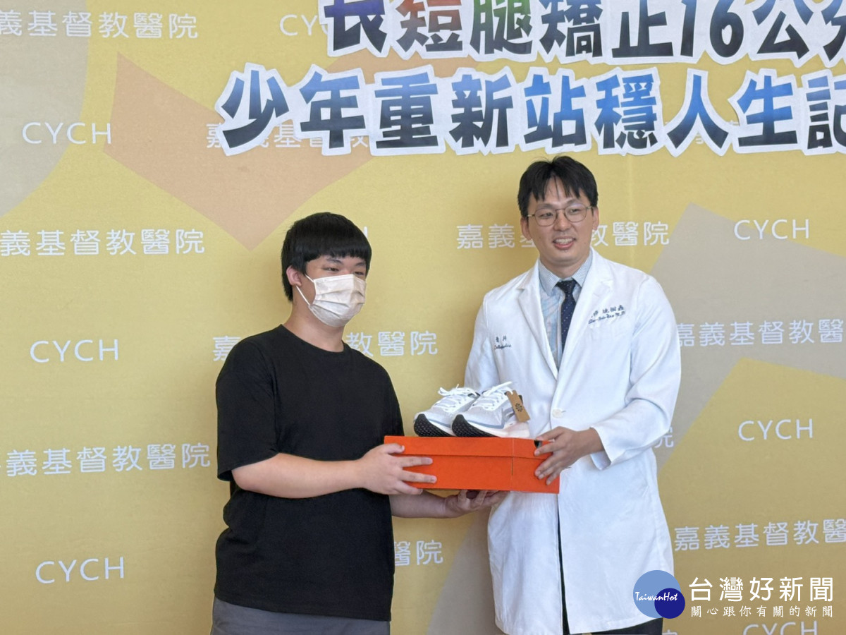 嘉基贈小龍一雙球鞋/林詩涵攝影