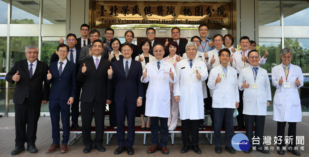 北榮桃園分院彭家勛院長(前排中)、楊斯年副院長(前排右4)率院內各部科主管及教研團隊,與國防醫學大學林致源校長(將軍)(前排左4)及團隊合影留念,共同見證合作備忘錄簽署