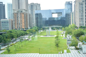 盧市長、建設局長認養市政公園路燈