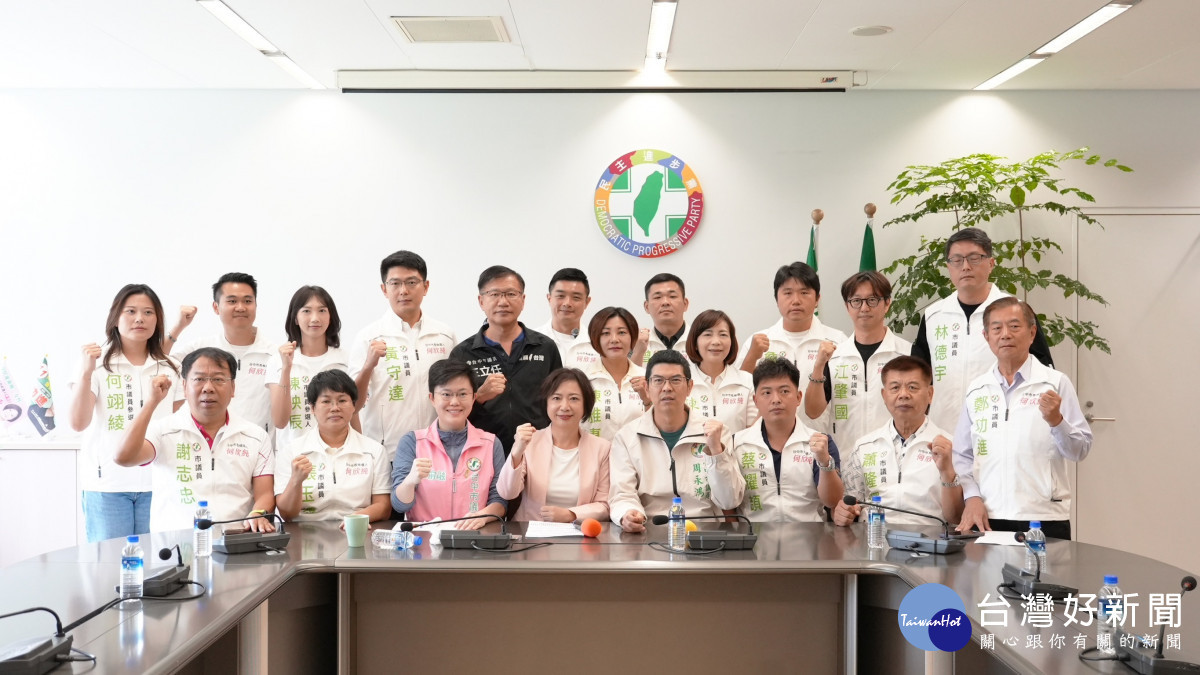 何欣純與市議會民進黨團議員共同宣示「市長換欣、普發現金」