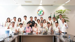 何欣純與市議會民進黨團議員共同宣示「市長換欣、普發現金」