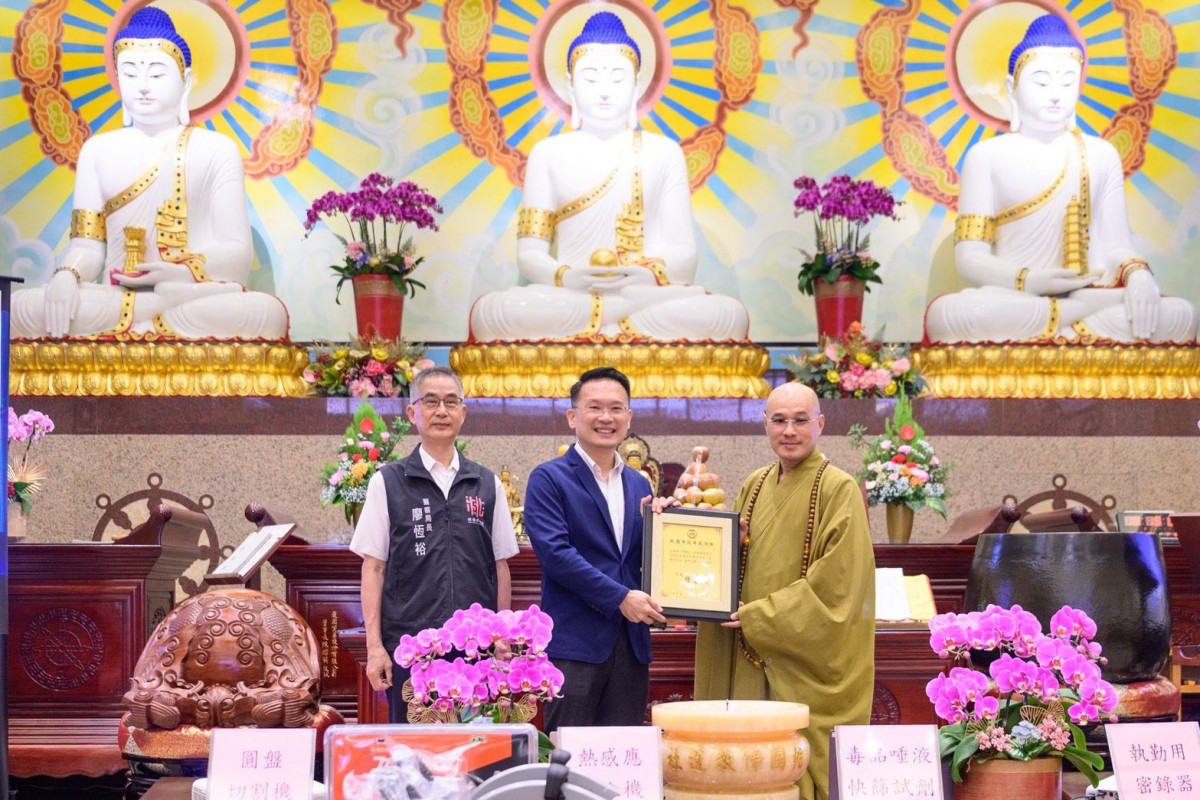 蘇副市長頒發感謝狀予桃園佛教蓮社。