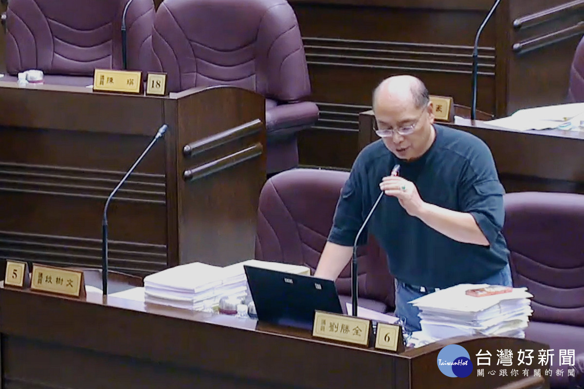 桃園市議員劉勝全於議事堂進行質詢。<br />
