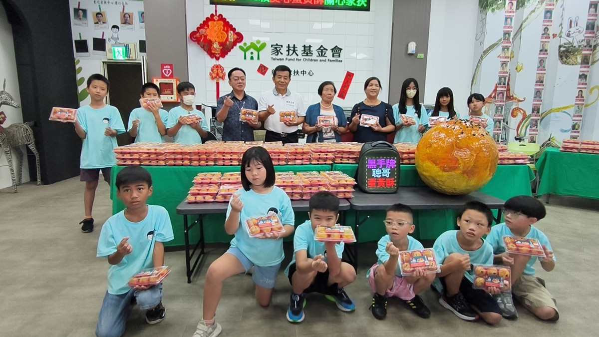 「聰哥團長」攜母捐贈手作愛心蛋黃酥　祖孫同樂與家扶兒少開心相見歡