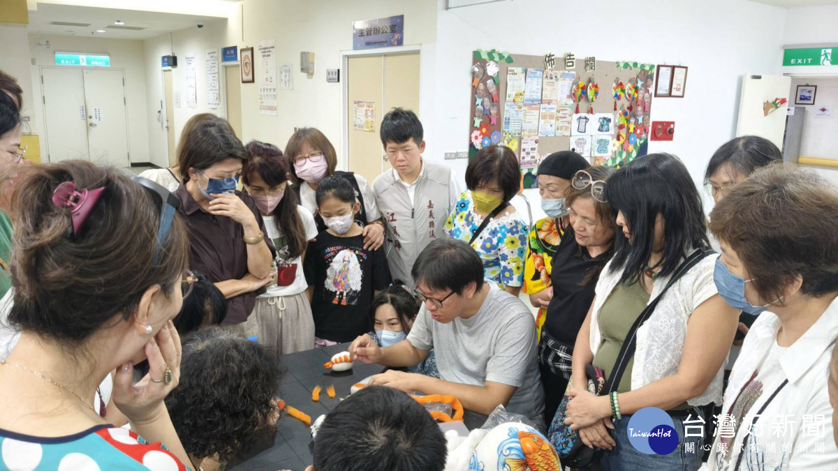 嘉義市青溪新文藝學會辦羊毛氈DIY　會員跟著藝術家「針」出蝦壽