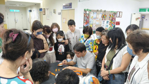 嘉義市青溪新文藝學會舉辦「蝦壽司羊毛氈DIY活動」，邀請吳德原講師帶領會員體驗羊毛氈乾氈創作。（圖／記者陳致愷攝影）