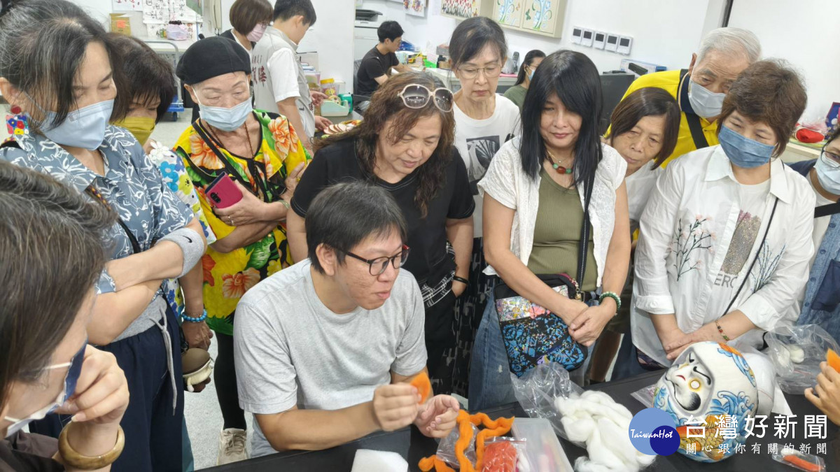 嘉義市青溪新文藝學會舉辦「蝦壽司羊毛氈DIY活動」,邀請吳德原講師帶領會員體驗羊毛氈乾氈創作。(圖/記者陳致愷攝影)