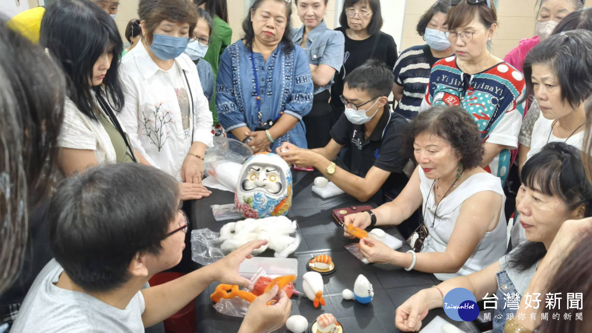 嘉義市青溪新文藝學會舉辦「蝦壽司羊毛氈DIY活動」,邀請吳德原講師帶領會員體驗羊毛氈乾氈創作。(圖/記者陳致愷攝影)