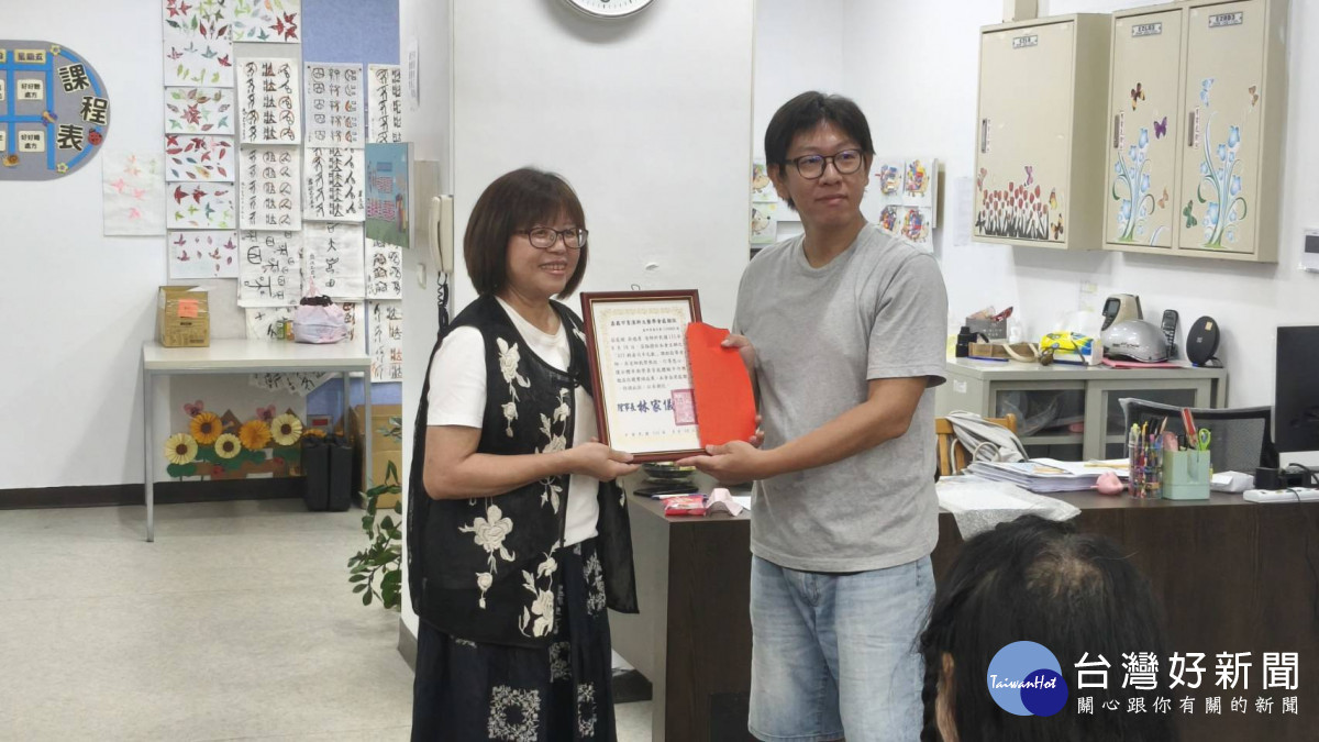 青溪新文藝學會理事長林家儀(左)邀請羊毛氈創作者吳德原(右)擔任講師。(圖/記者陳致愷攝影)