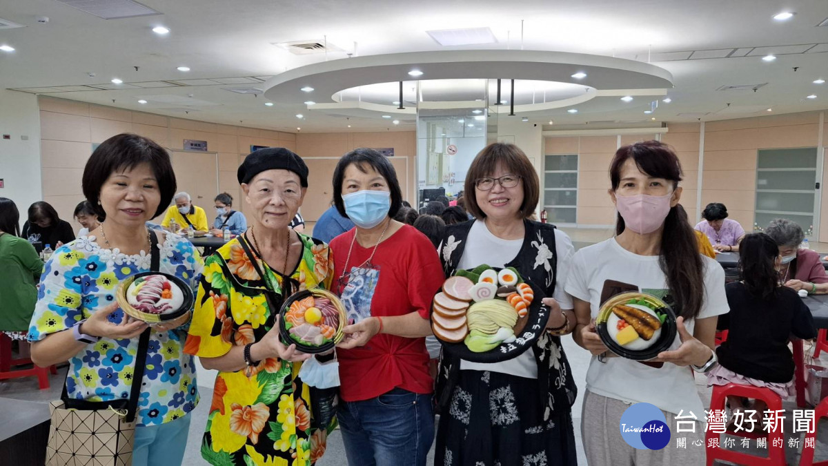 嘉義市青溪新文藝學會舉辦「蝦壽司羊毛氈DIY活動」,邀請吳德原講師帶領會員體驗羊毛氈乾氈創作。(圖/嘉義市青溪新文藝學會提供)