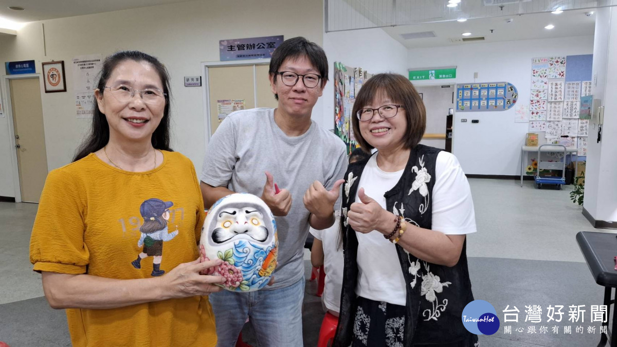 嘉義市青溪新文藝學會舉辦「蝦壽司羊毛氈DIY活動」,邀請吳德原講師帶領會員體驗羊毛氈乾氈創作。(圖/嘉義市青溪新文藝學會提供)