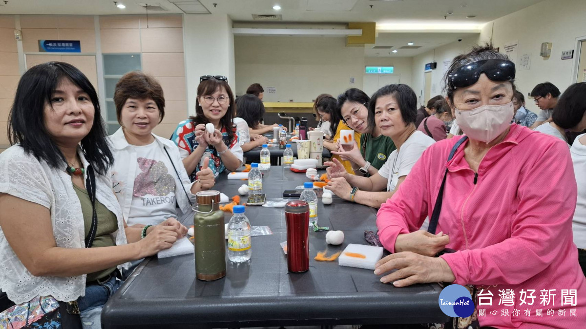 嘉義市青溪新文藝學會舉辦「蝦壽司羊毛氈DIY活動」,邀請吳德原講師帶領會員體驗羊毛氈乾氈創作。(圖/嘉義市青溪新文藝學會提供)