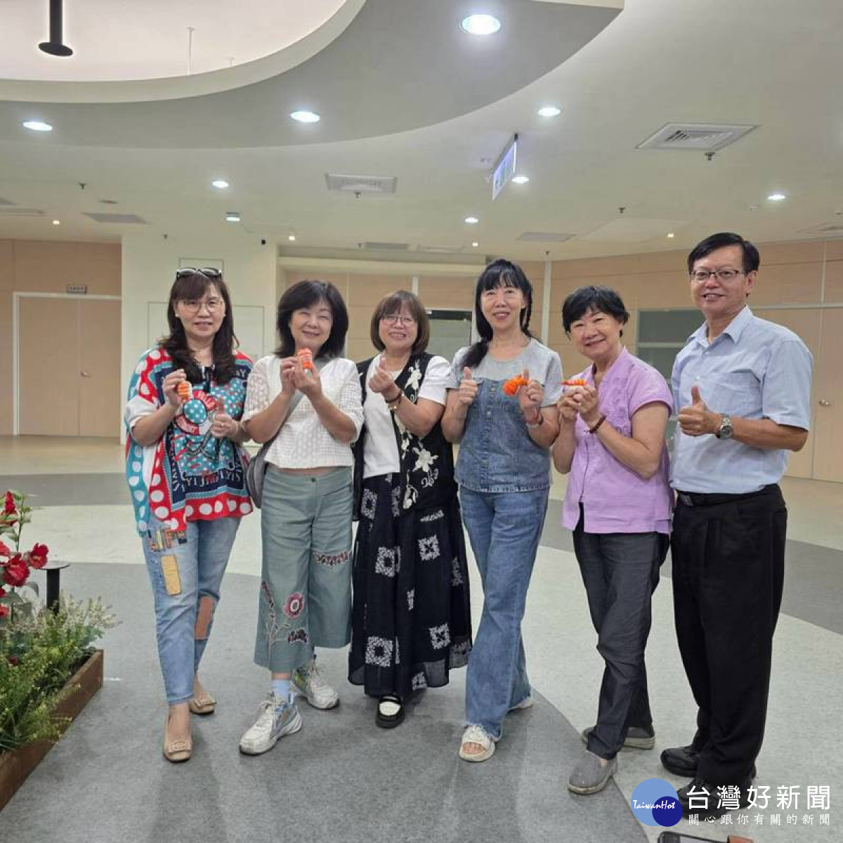 嘉義市青溪新文藝學會舉辦「蝦壽司羊毛氈DIY活動」,邀請吳德原講師帶領會員體驗羊毛氈乾氈創作。(圖/嘉義市青溪新文藝學會提供)
