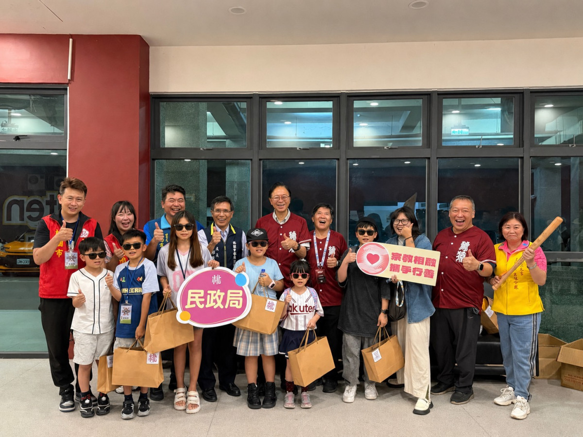 桃園市長張善政與宗教團體共同陪伴孩子度過熱血又溫暖的棒球夜。