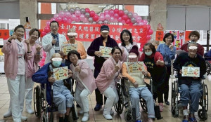 黃政斌副院長頒獎表揚，長輩喜獲鼓勵及肯定。