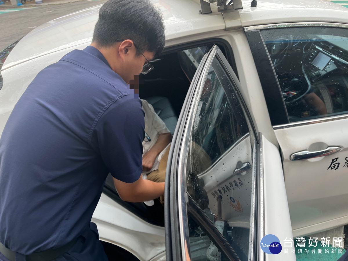 楊梅警主動關懷迷途老翁,協助護送平安返家。