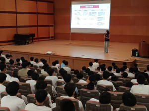 竹市警察局婦幼隊走進新竹高中，辦理「性騷擾防治」及「跟蹤騷擾防制」宣導活動。
