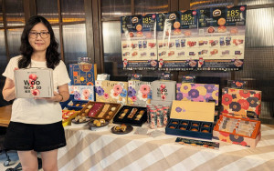 85℃今年中秋跳脫傳統送禮思維，將門市可食用的麵包角料點石成金，創新釀造成「蜜桃烏龍-精釀拉格啤酒禮盒」。