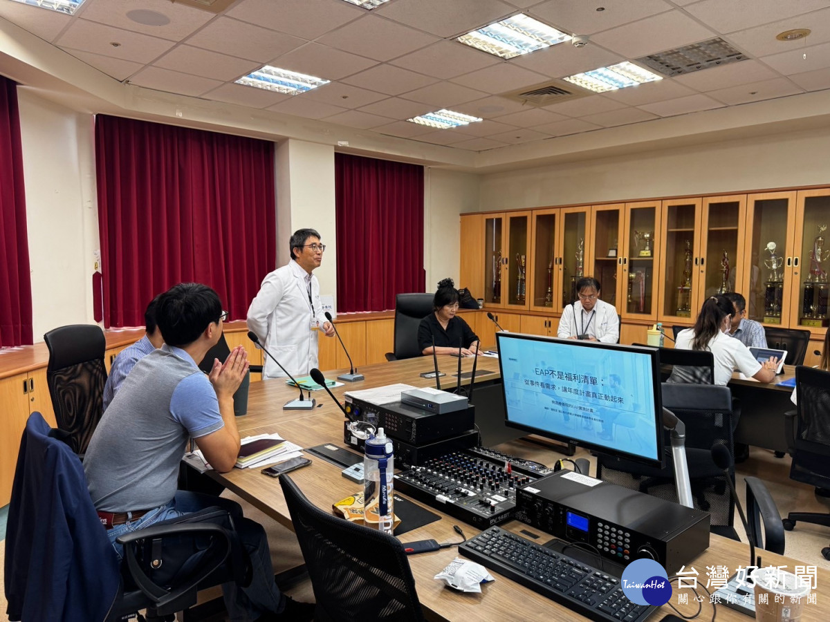 桃療院長廖定烈(左)於活動開場致感謝詞。 (桃療提供)