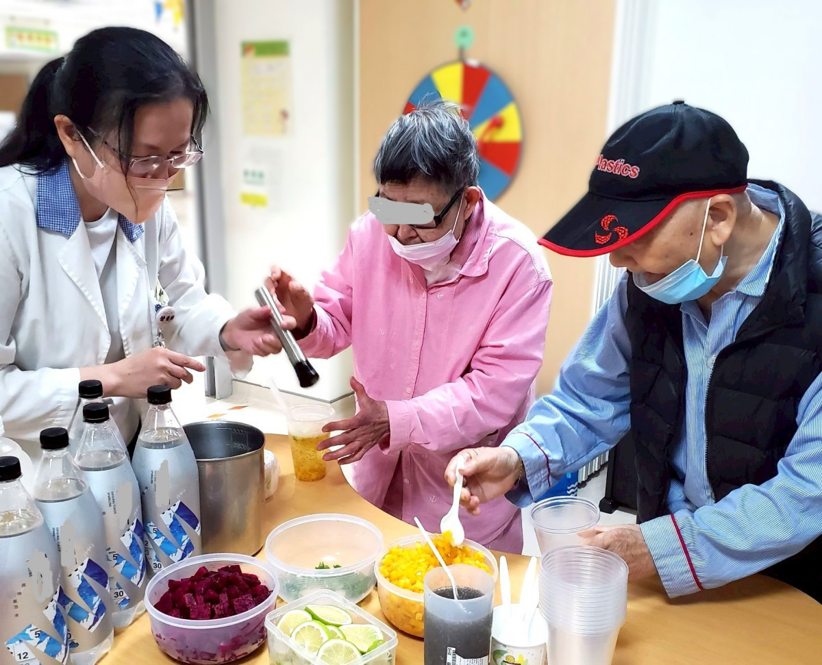 營養師協助長輩製作繽紛水果氣泡飲