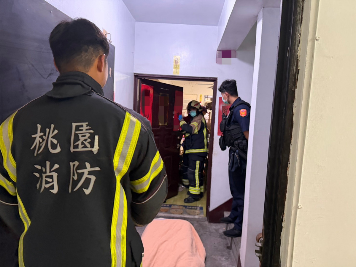 獨居婦受困屋內傳出異味,中壢警消破門即刻救援。