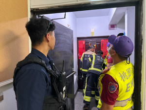 獨居婦受困屋內傳出異味，中壢警消破門即刻救援。