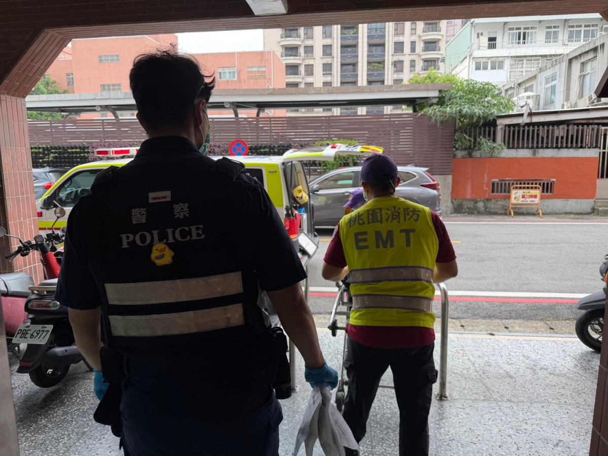 獨居婦受困屋內傳出異味,中壢警消破門即刻救援。