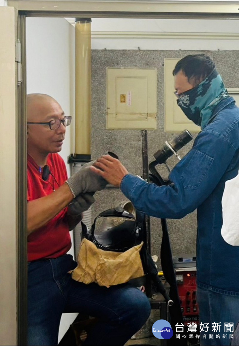 圖說：學員在講師及助教指導下練習操作。