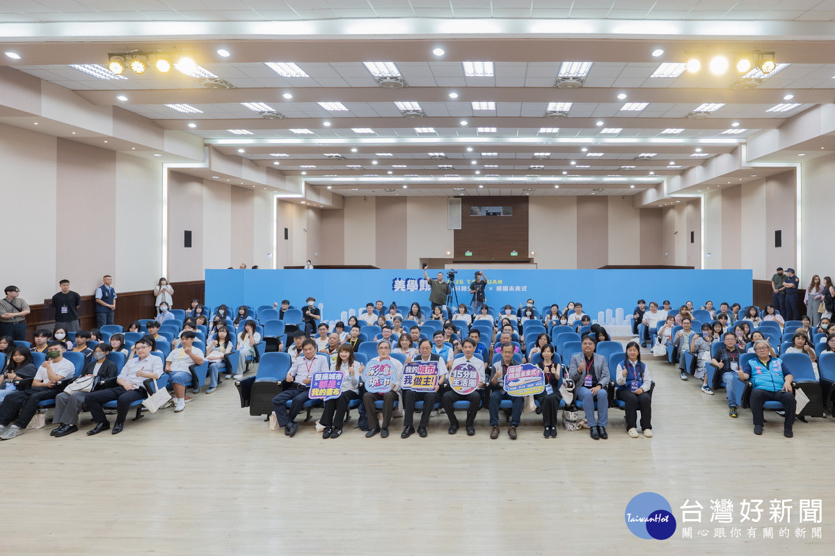 桃園市長張善政出席「2026桃園市城市圍籬美學競圖比賽成果展暨頒獎典禮」大合照。<br />