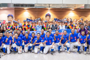 新明國中棒球隊載譽歸國，桃園市長張善政前往桃園國際機場接機。
