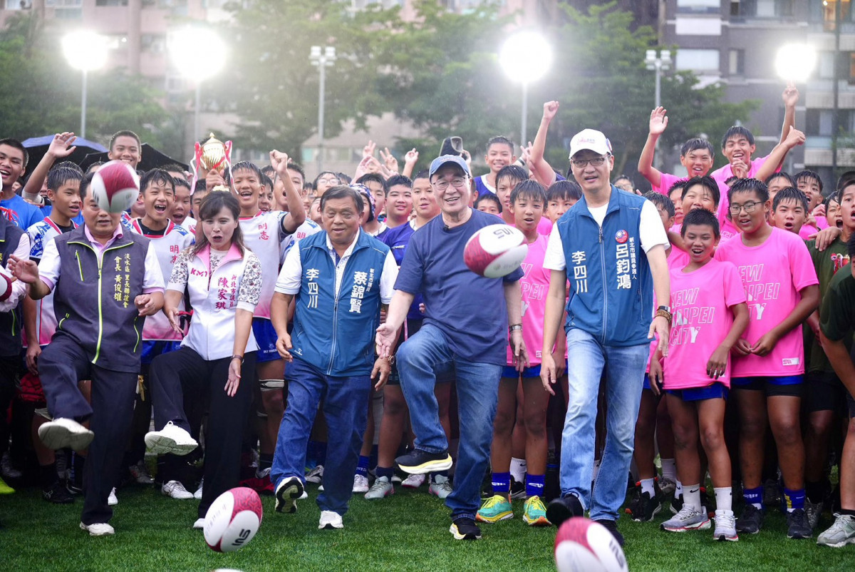 雨中勉勵基層小將合影冠軍隊！　李四川出席議長盃橄欖球賽力挺體育扎根