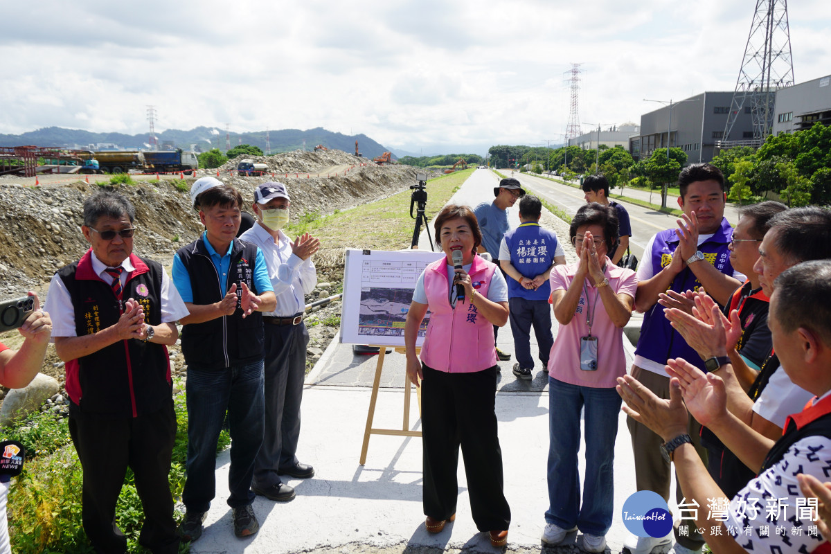立委楊瓊瓔、市議員羅永珍視察豐洲堤防第一期整建工程進度。