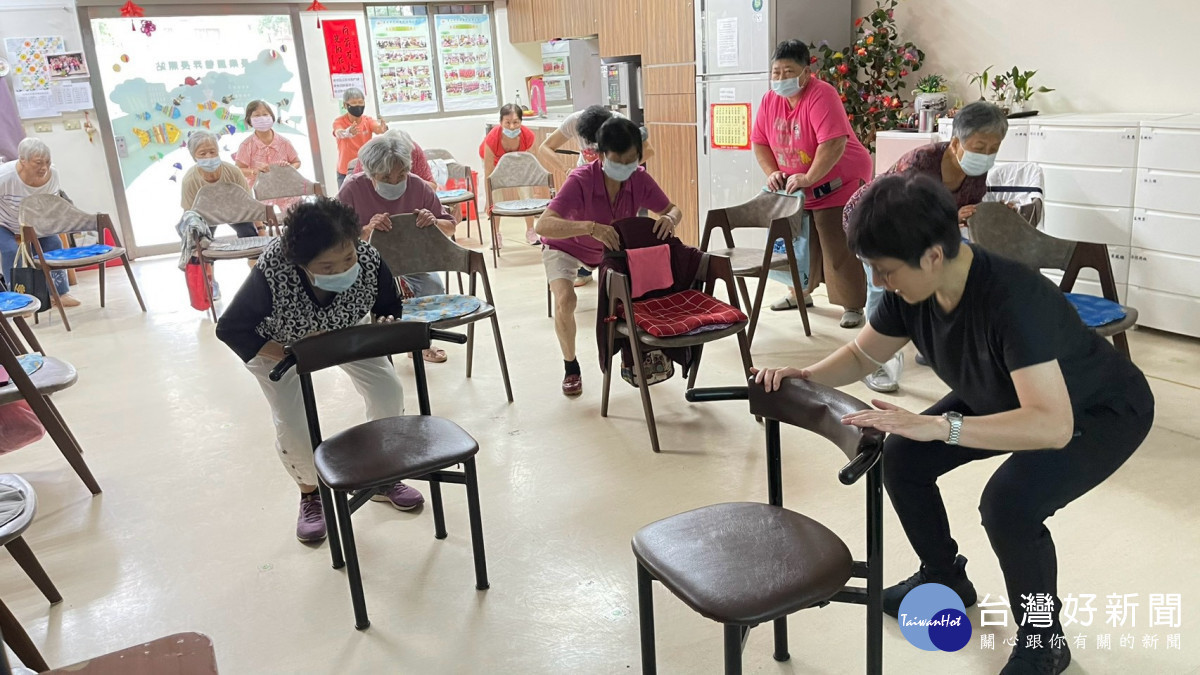 黃令璧營養師帶領北榮桃園分院長樂居長者進行肌力運動