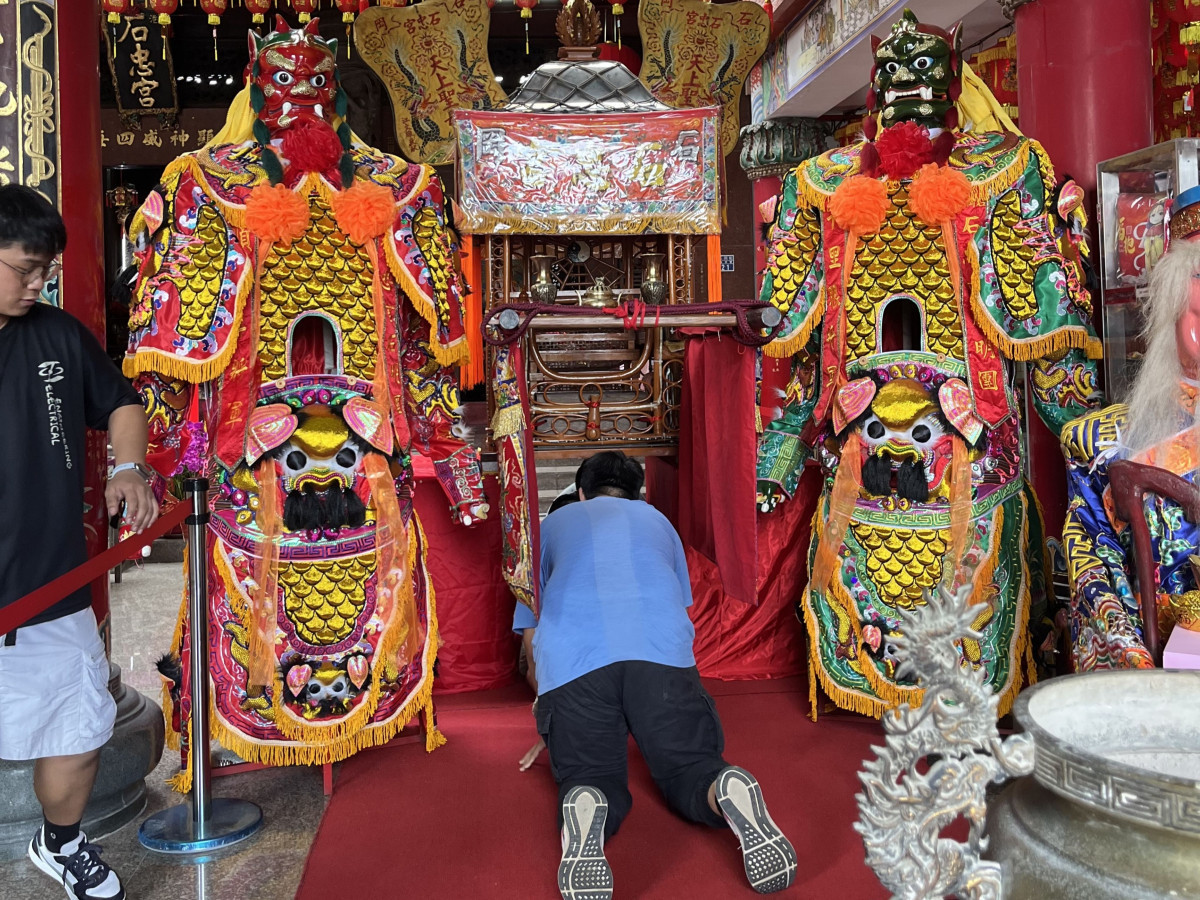 石忠宮安排傳統「鑽轎底」祈福活動,民眾可自由樂捐,從媽祖鑾轎下方通過,祈求平安順遂(石忠宮提供)