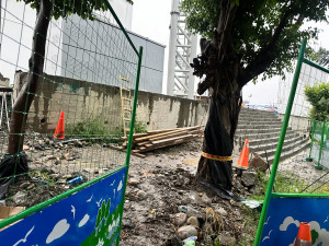 國際足球園區竣工在即，工地管理卻還有圍籬缺失等待改善狀況。