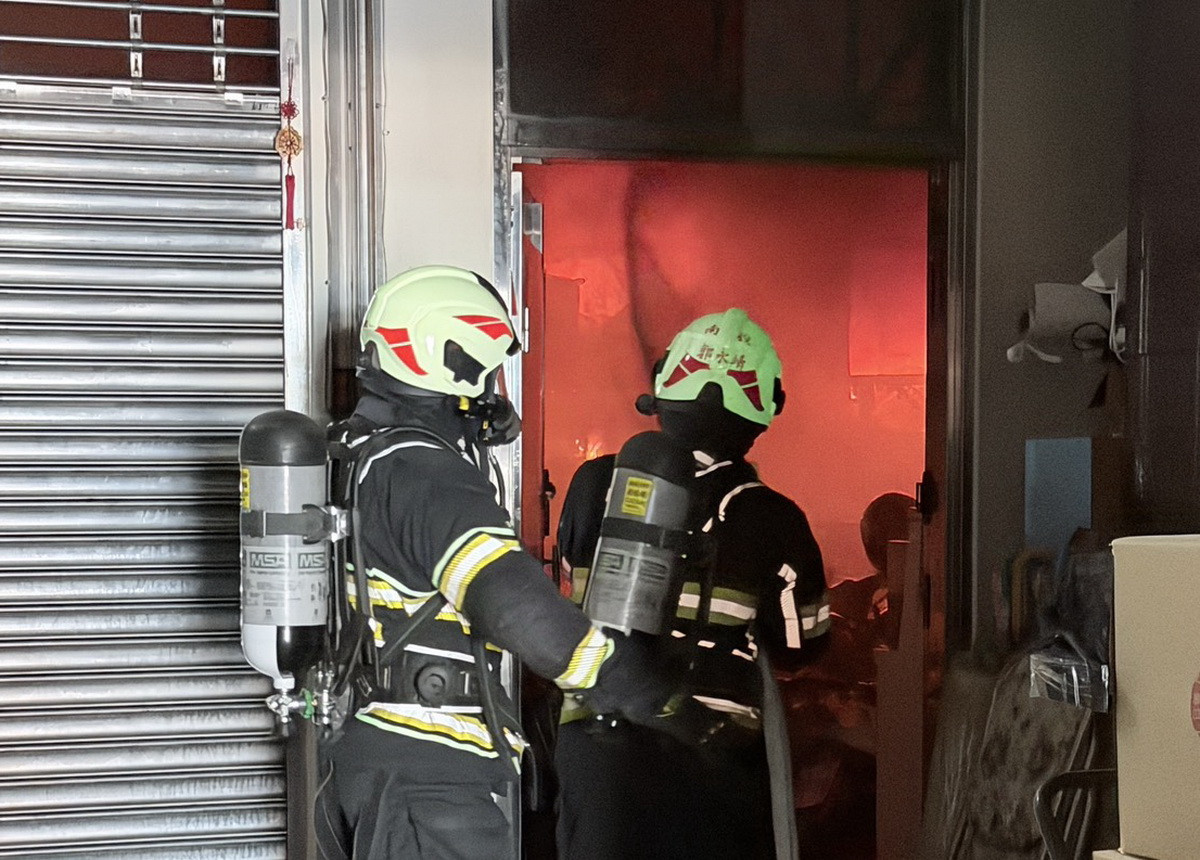 消防局出動77名人員搶救。(消防局提供)