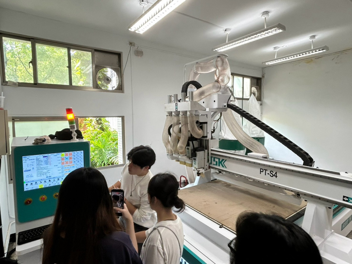 中原室設教師與學生實際運用四工序開料機進行木材加工,透過操作與實作,深化數位製造及材料加工的學習經驗。<br />
<br />