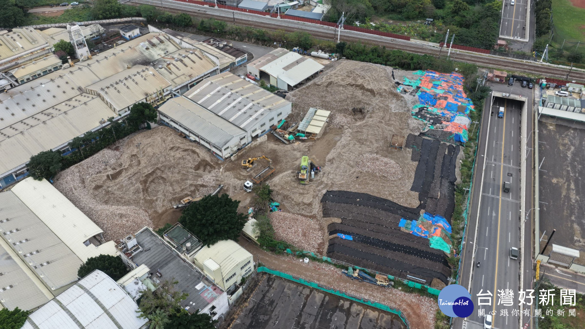 桃園「檢警環」聯合出擊,查獲軍方土地遭非法回填廢棄物。