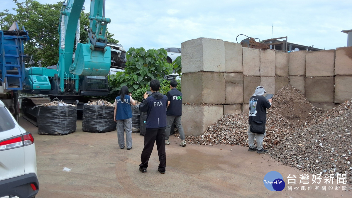 桃園「檢警環」聯合出擊,查獲軍方土地遭非法回填廢棄物。
