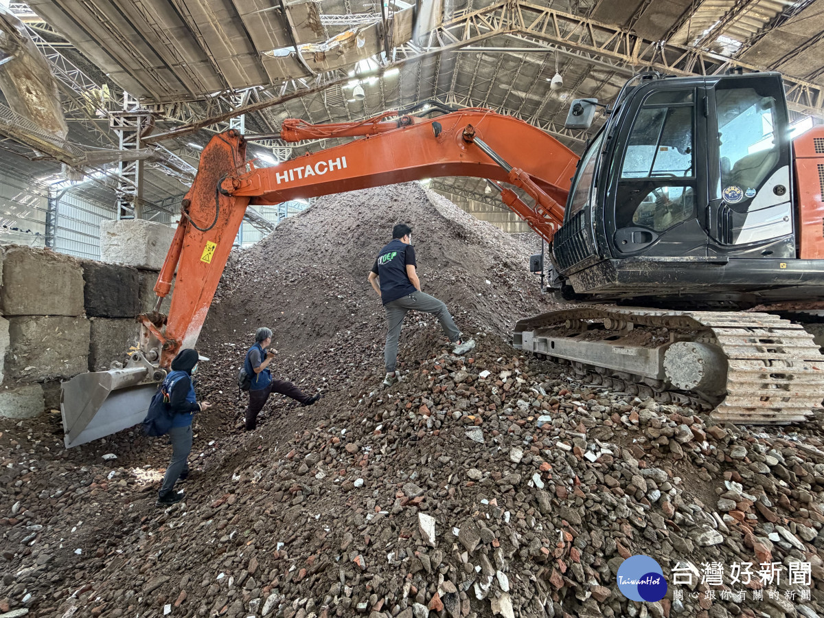 桃園「檢警環」聯合出擊　查獲軍方土地遭非法回填廢棄物